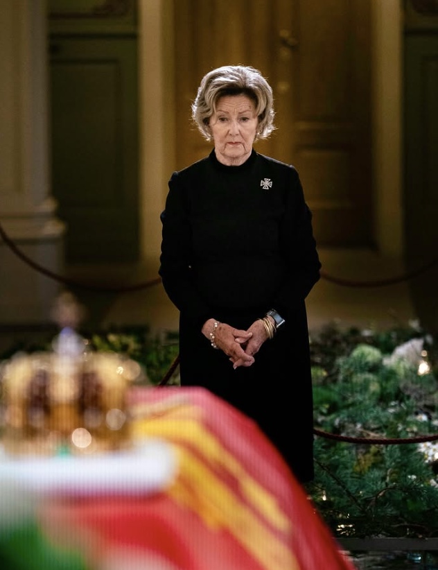 New photographs show Queen Sonja alone at the King's coffin