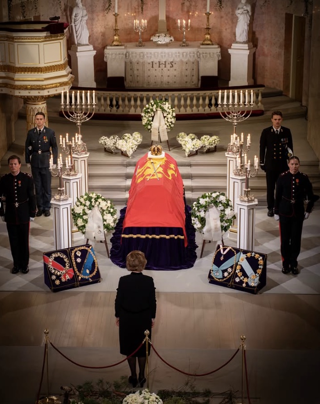 Overview of the Palace Chapel with King Harald