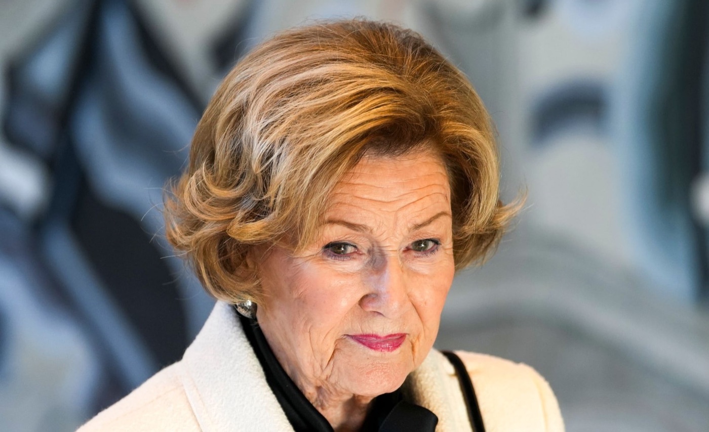 Queen Sonja back at work: shown the public's tributes