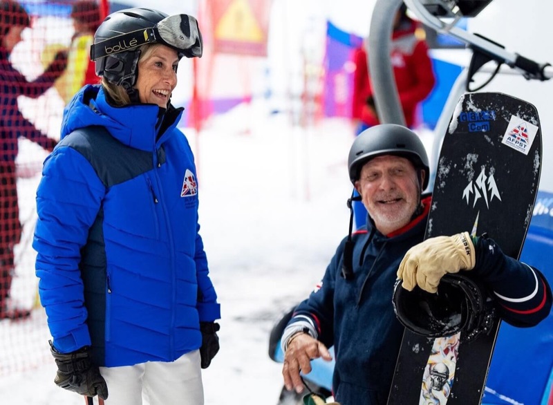 Hertuginnen i samtale med en para-snowboarder