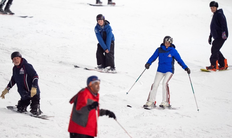 Hertuginnen på ski sammen med utøvere fra laget