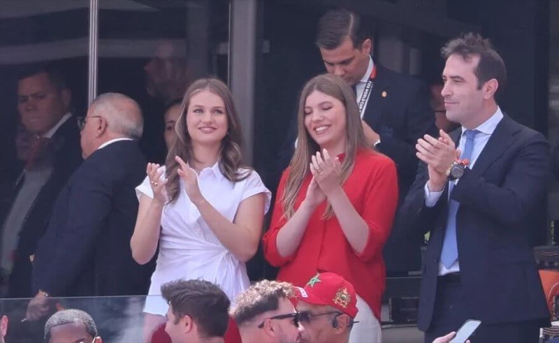 Leonor og Sofía applauderer på tribunen