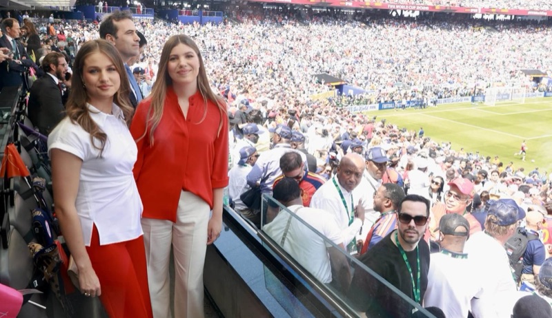 Kronprinsesse Leonor og infanta Sofía med stadion i bakgrunnen