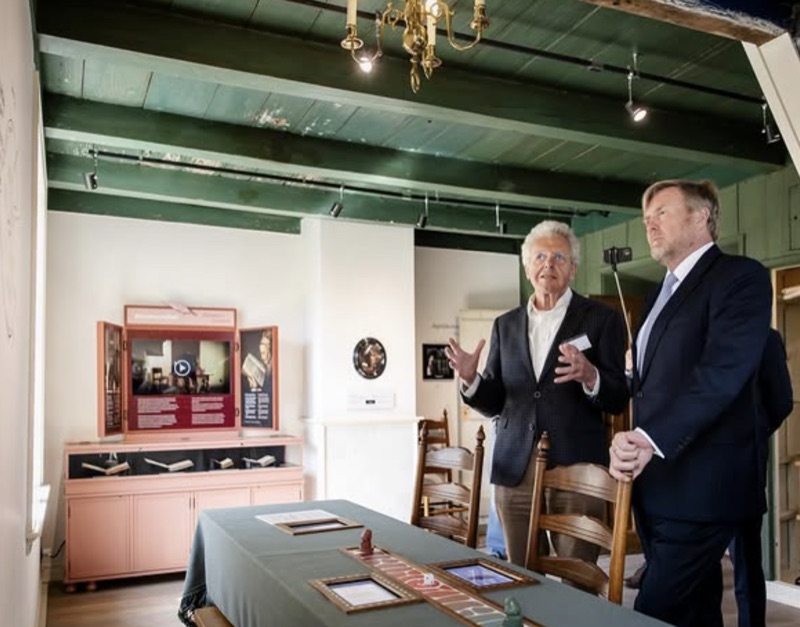Kong Willem-Alexander får omvisning i Spinozahuset