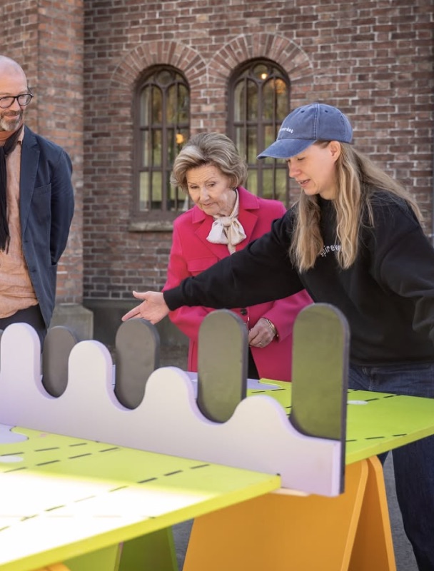 Dronning Sonja ser på designprosjekter