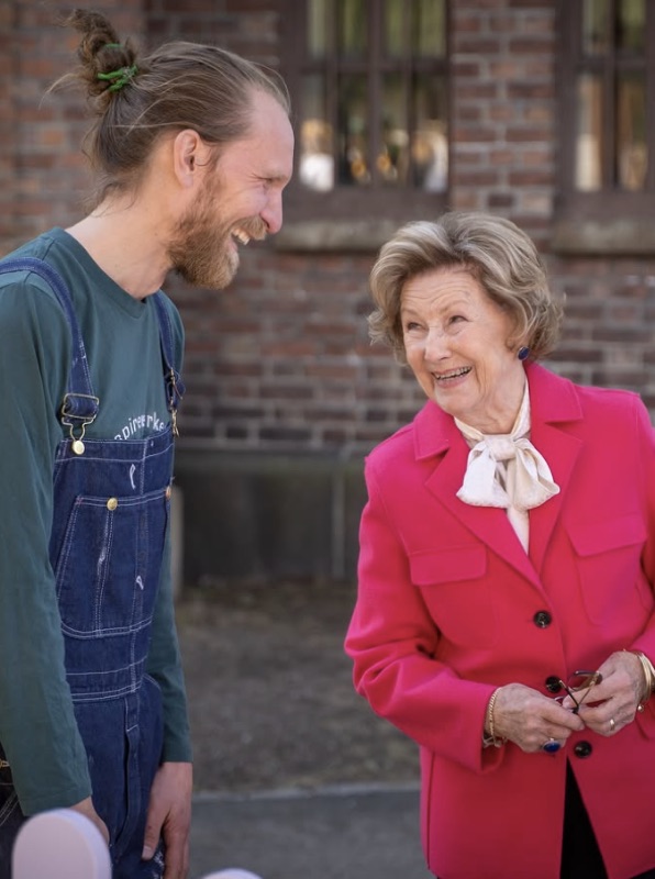 Dronning Sonja i samtale med en av de unge