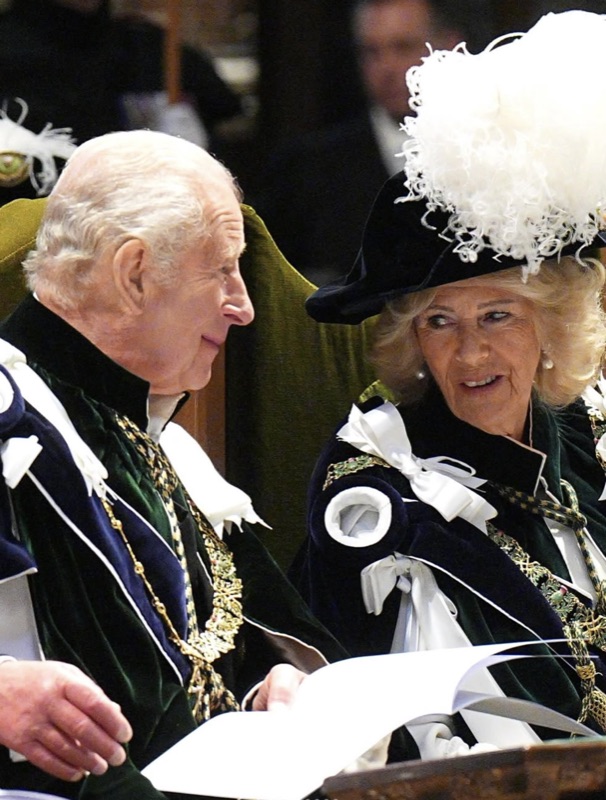 Kong Charles og dronning Camilla i samtale under seremonien