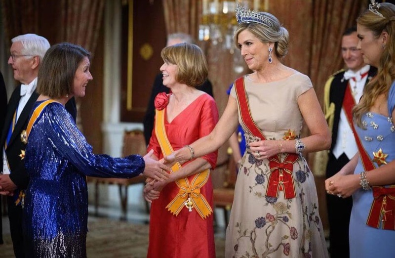 Dronning Máxima hilser på en gjest