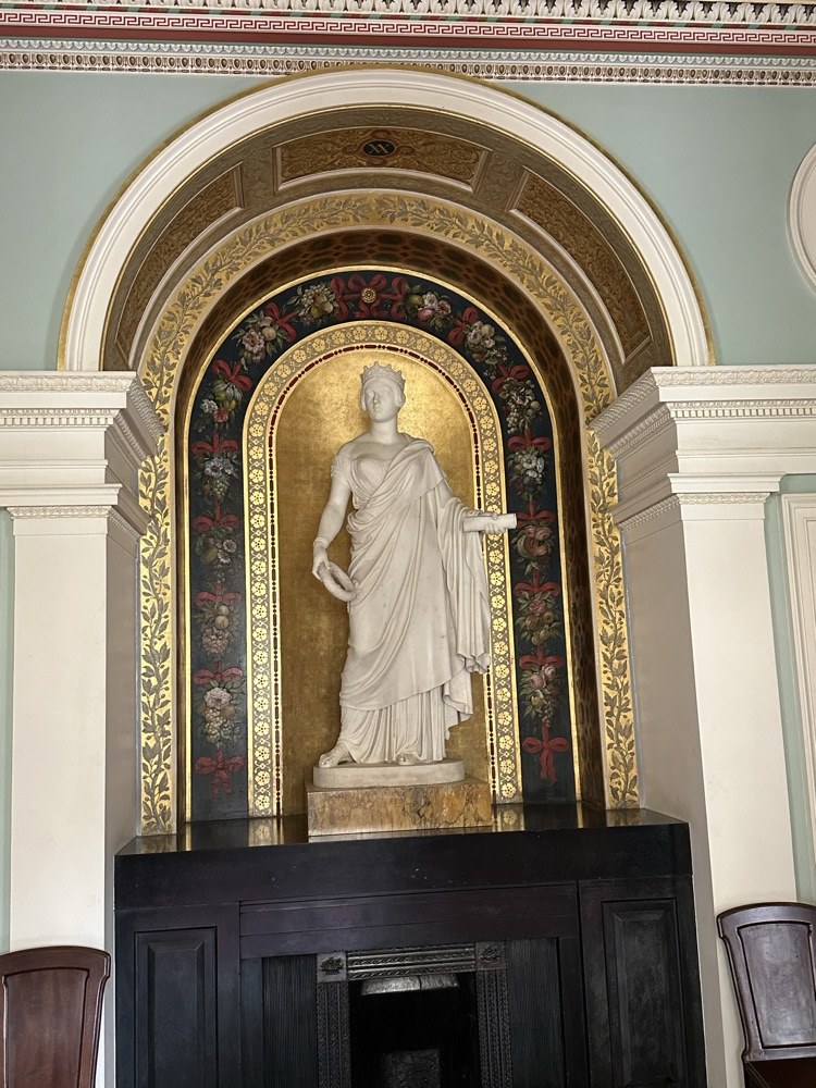Marmorstatue i en forgylt nisje