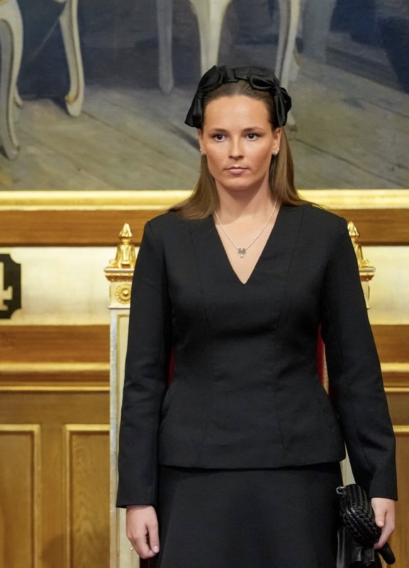 Crown Princess Ingrid Alexandra dressed in black in the chamber of the Storting
