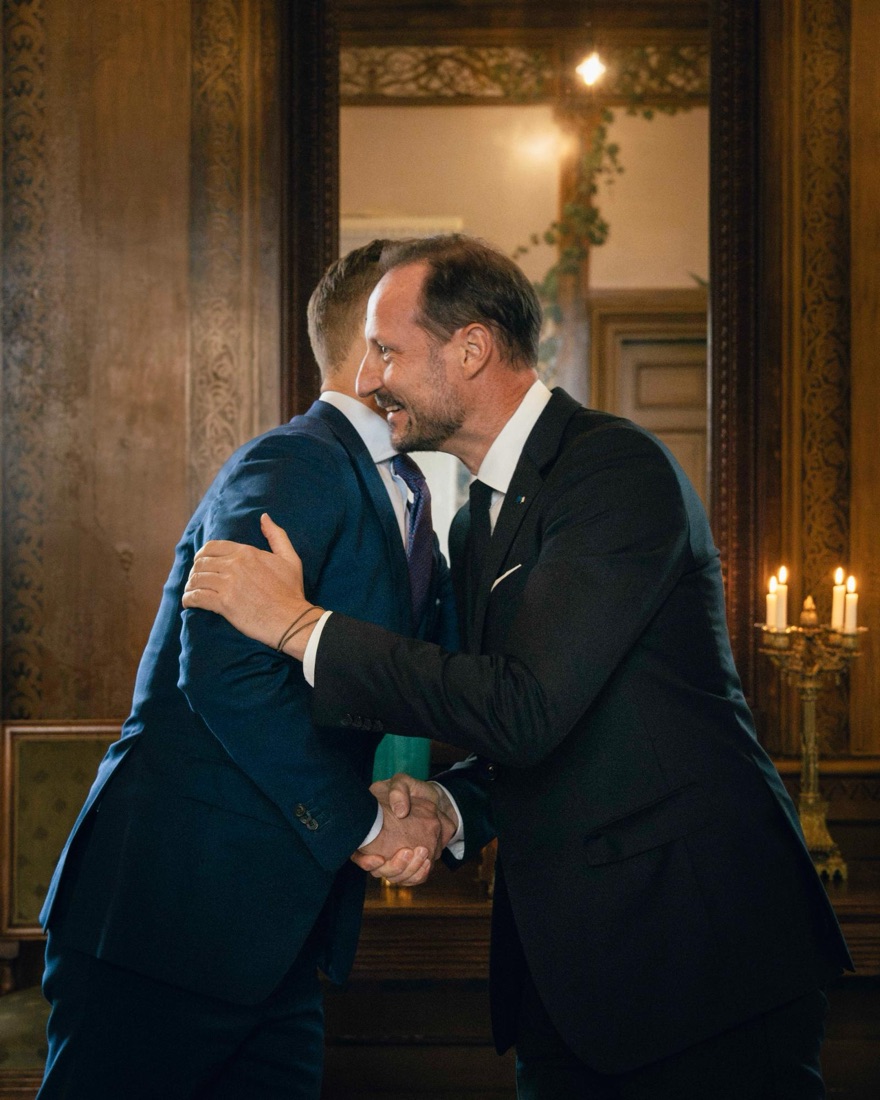 King Haakon welcomes President Alexander Stubb with a handshake and an embrace at the Royal Palace