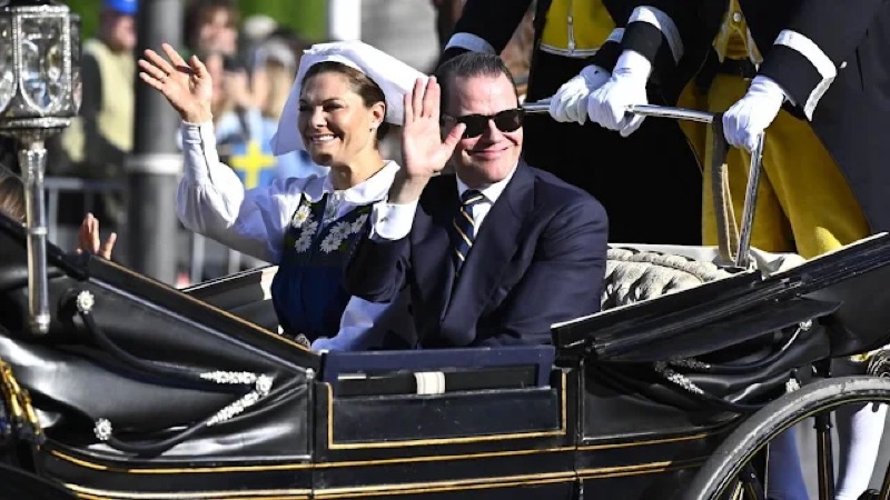 Kongefamilien i prosesjon gjennom Stockholm