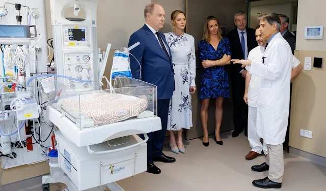 Fyrst Albert og fyrstinne Charlène med sykehuspersonalet