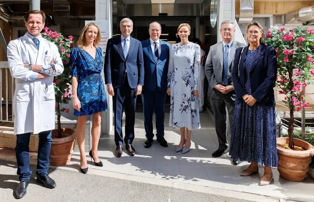 Gruppebilde utenfor sykehuset