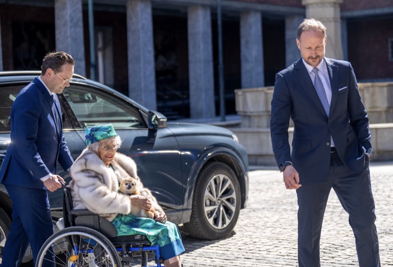 Kronprins Haakon og prinsesse Astrid ankommer Oslo rådhus
