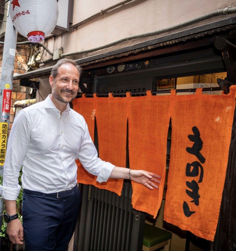 Kronprinsen ved inngangen til Enoki