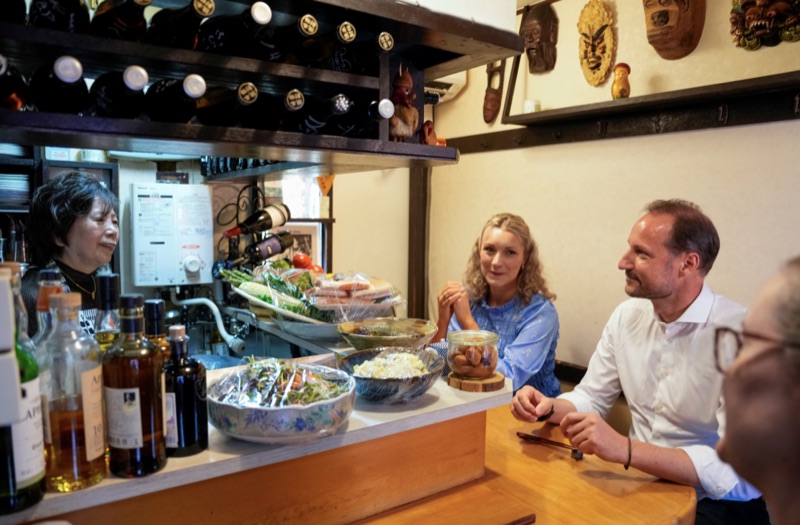Kronprinsen sammen med Chizuru på Enoki