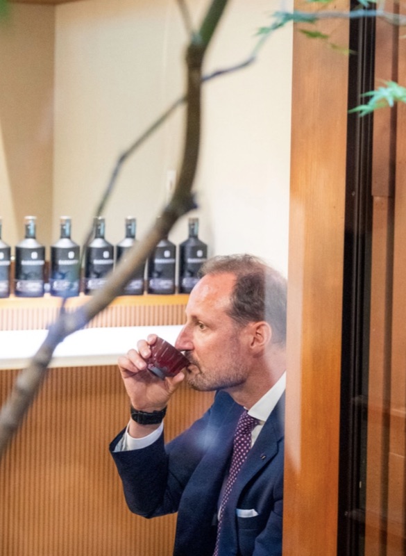 Kronprinsen smaker på drikke