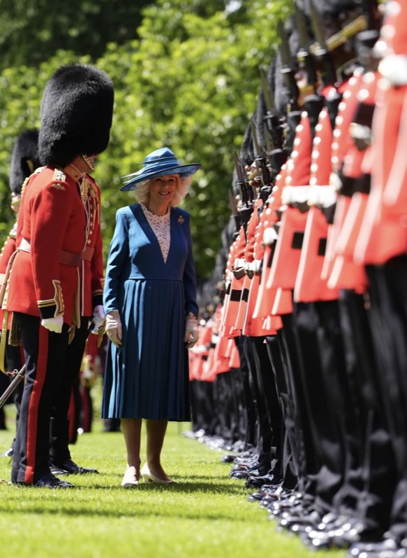 Dronning Camilla inspiserer Grenadier Guards
