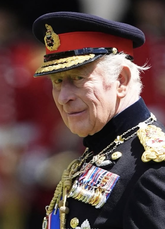 Kong Charles og dronning Camilla overrakte nye faner til Grenadier Guards