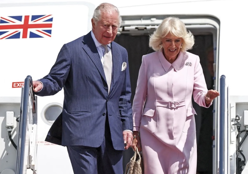 Kong Charles og dronning Camilla stiger ut av flyet