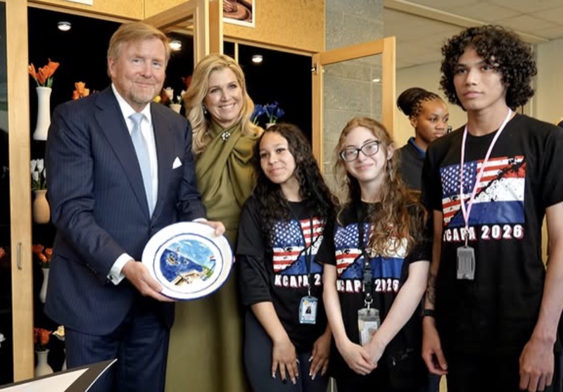 Kongeparet med elever fra Kensington Creative & Performing Arts High School