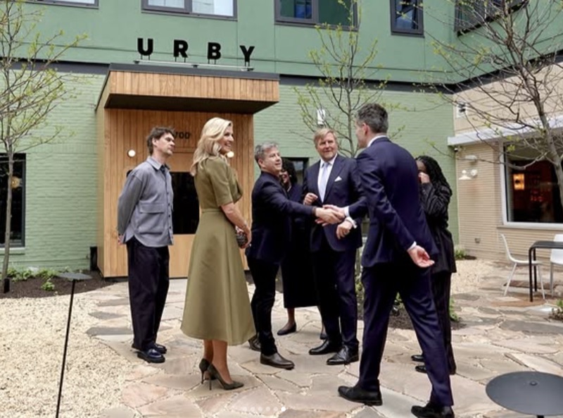 Kongeparet utenfor URBY-bygget i Fishtown