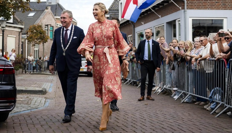 Dronning Máxima går gjennom gatene i Urk sammen med ordføreren, som bærer ordførerkjedet