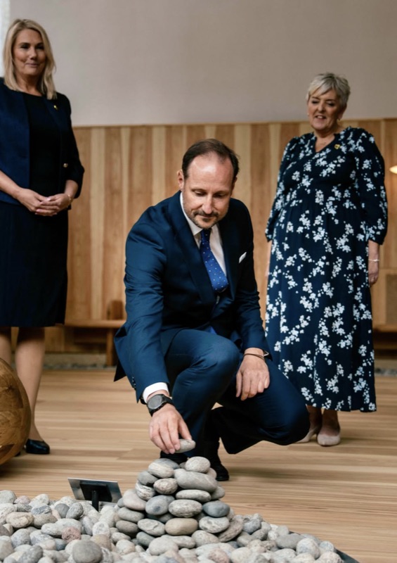 Kronprins Haakon legger ned en stein