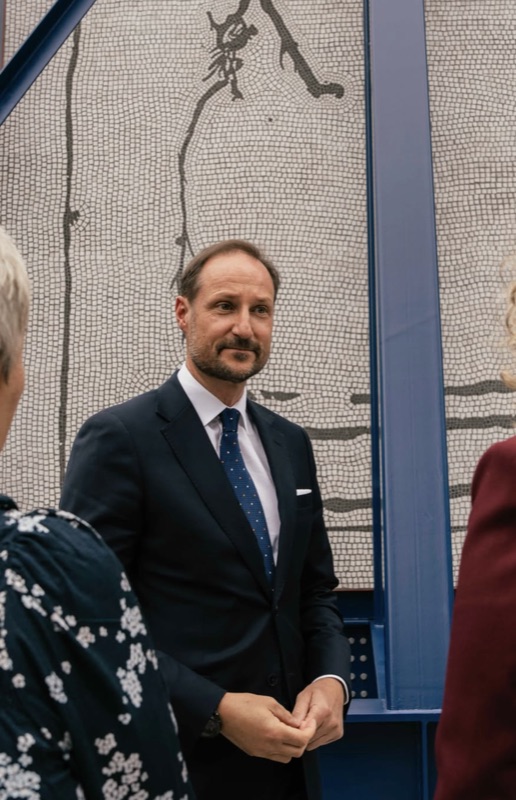 Kronprins Haakon foran mosaikken