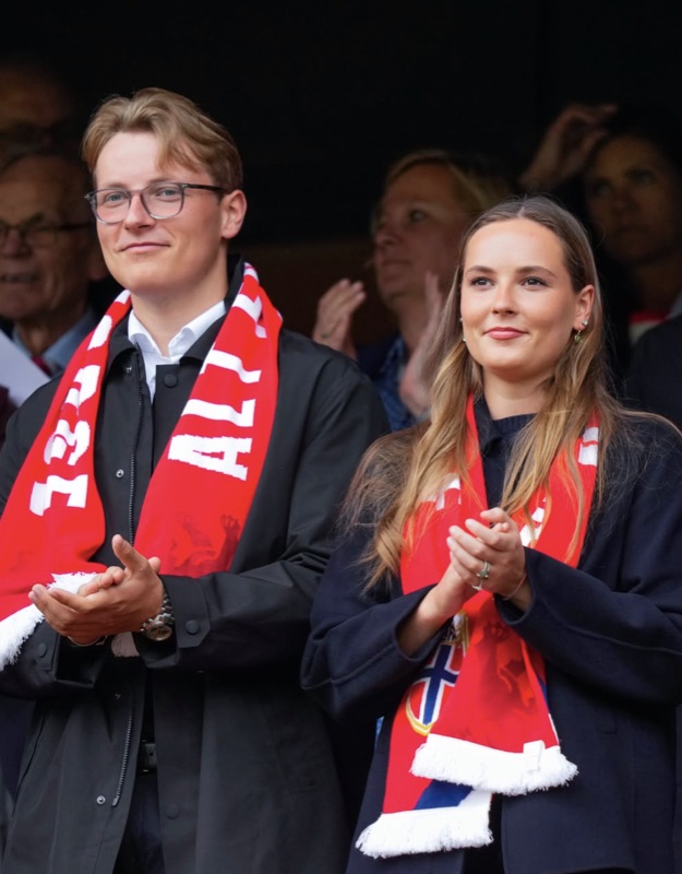 Ingrid Alexandra og Sverre Magnus heiet fram fotballjentene