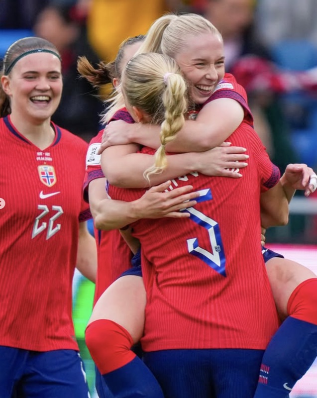 Det norske kvinnelandslaget jubler etter seieren