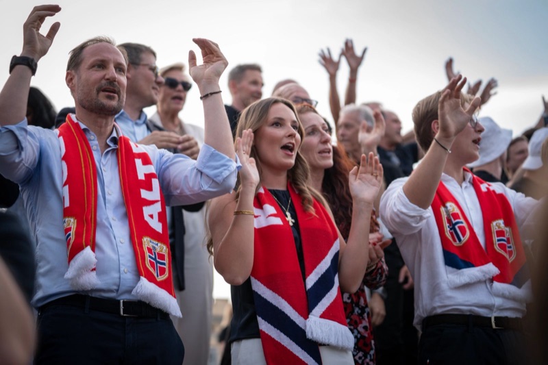 Kronprins Haakon, prinsesse Ingrid Alexandra og prins Sverre Magnus jubler på Slottsplassen