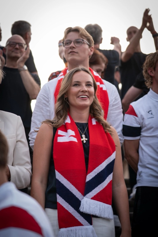 Prinsesse Ingrid Alexandra og prins Sverre Magnus på Slottsplassen