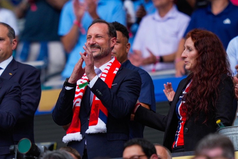 Kronprins Haakon applauderer på tribunen i Miami