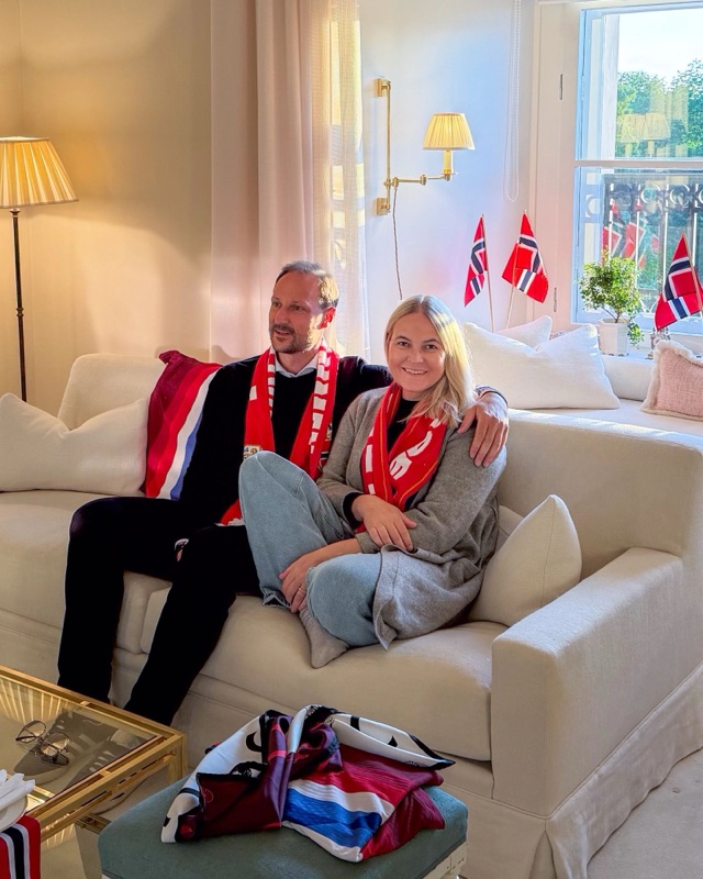 Kronprinsparet i sofaen med landslagsskjerf
