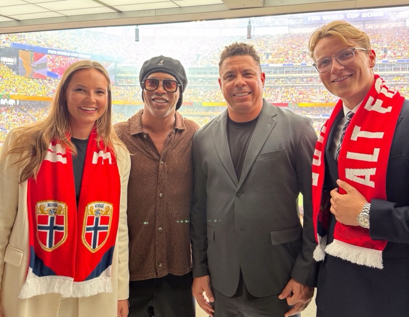 Prinsesse Ingrid Alexandra og prins Sverre Magnus sammen med Ronaldinho og Ronaldo Nazário