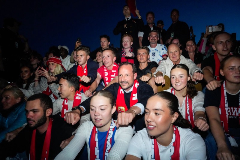Kronprins Haakon ror sammen med supporterne foran Slottet