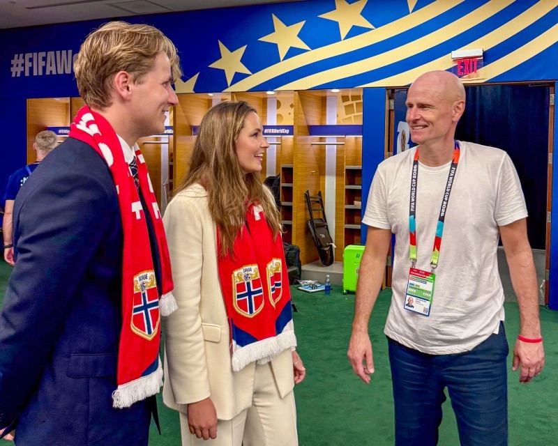 Prinsesse Ingrid Alexandra og prins Sverre Magnus i samtale med Ståle Solbakken