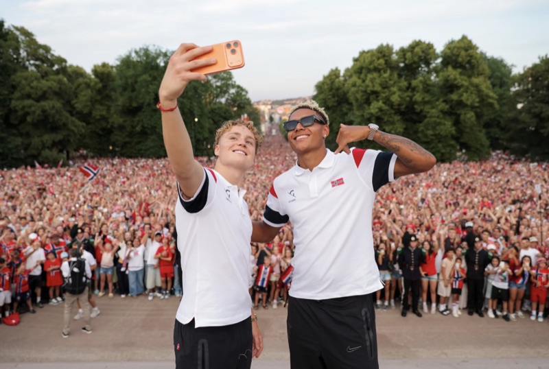 To av spillerne tar selfie med folkehavet