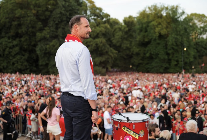 Kronprins Haakon ved tromma på Slottsplassen