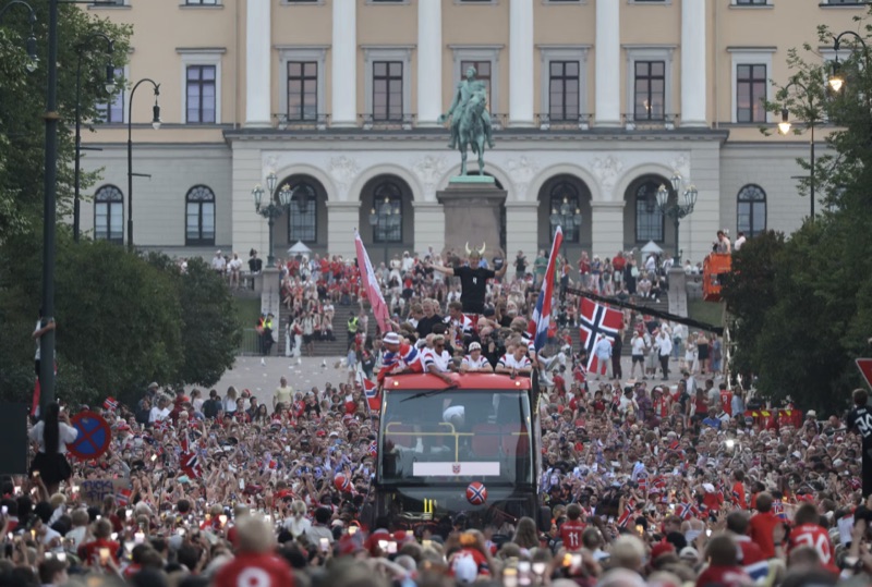 Bussen passerer Slottet på vei mot Rådhusplassen