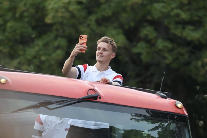 Martin Ødegaard fotograferer folkefesten fra bussen