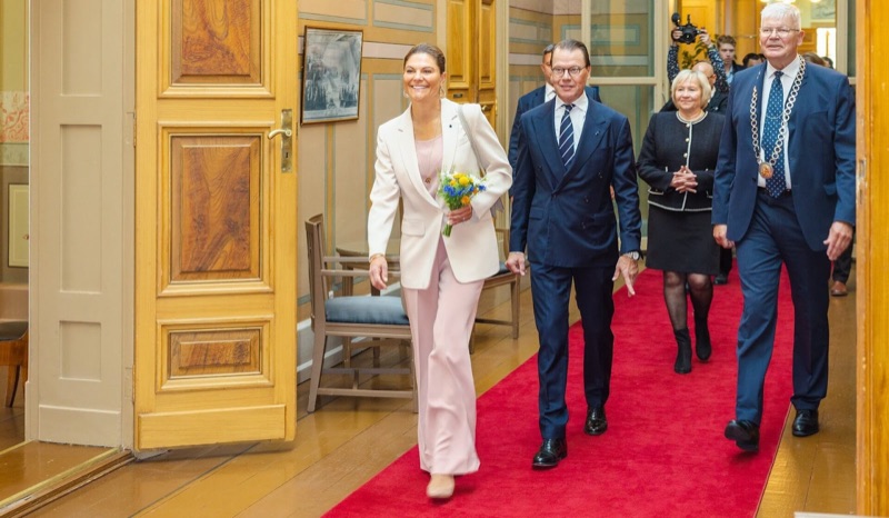 Victoria og Daniel går på rød løper gjennom hovrätten