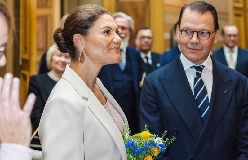 Victoria i profil med blomsterbukett, Daniel i bakgrunnen