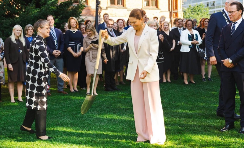 Victoria med spade under treplantingen i hovrättsparken