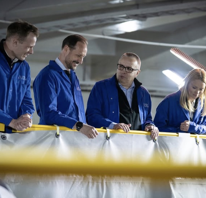 Kronprinsen ved testanlegget Egget i Vestnes