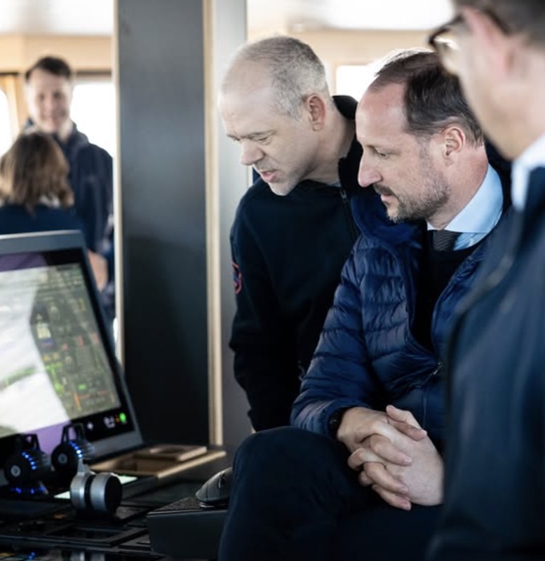 Kronprinsen ombord på en av båtene