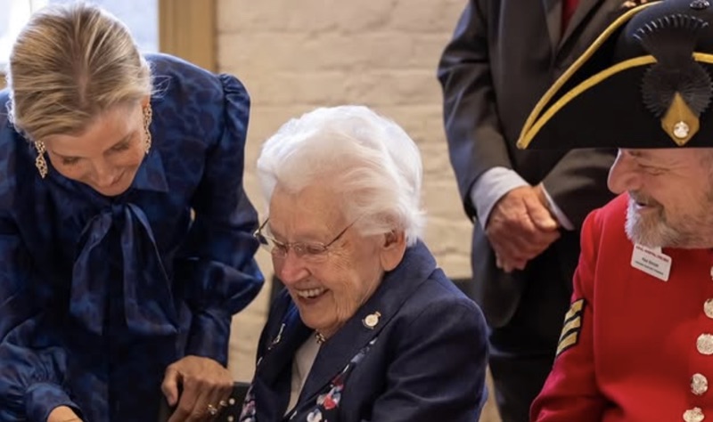 Hertuginnen i samtale med en veteran