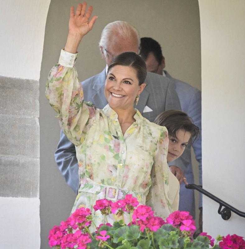 Kronprinsesse Victoria vinker til gratulantene